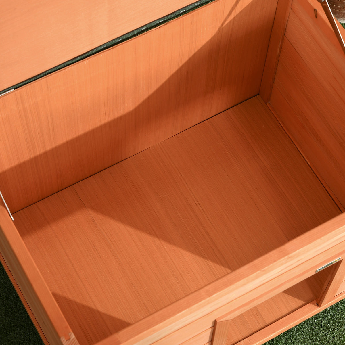 Raised wooden dog kennel – image 1